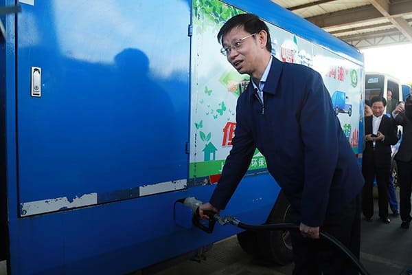 “地沟油”大受卡车司机欢迎 driver topping up tank in china