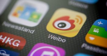 新浪微博不让14岁以下未成年人注册 weibo app icon on phone homescreen