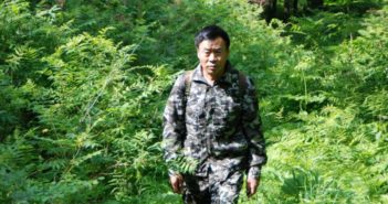 森林消防员孤独的瞭望生活 man walking through forest in army clothes