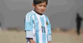 受塔利班威胁,阿富汗“小梅西”不得不离开老家 Afghanistan's Little Messi wearing argentina shirt signed by messi