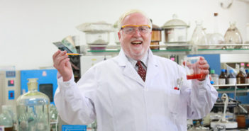 英国化学教授视频走红网络 david g evans performing chemistry experiment