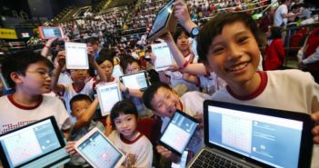 中国中小学生明年将在学校学习AI students with computers in china