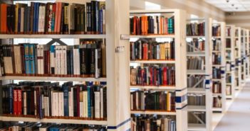 英国一家社区图书馆一年没借出去一本书 library bookshelf