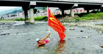 退休老人游长江最长支流 写环保报告宣传环保 man with flag in river