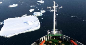 “雪龙”号为躲避气旋进入南大洋浮冰区 front of xuelong ice breaker next to sheet of ice in ocean