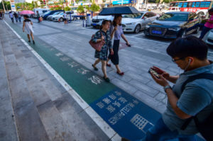 Pedestrian Lanes for Phone Users Appear in Xi’an