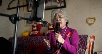 中国网络技术发展迅速,老年人消费市场增大 elderly woman doing live stream from home in china