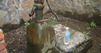 2020年中国将解决农村饮水安全问题 water pump in chinese village