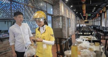 送餐员平均月薪超过部分白领职业 take out courier collecting food at restaurant in china