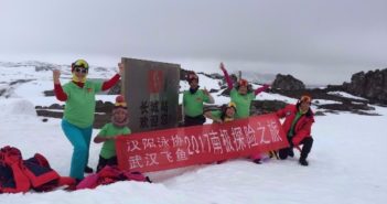 中国游泳爱好者计划去北极游泳 senior swimming club members posing for picture in arctic