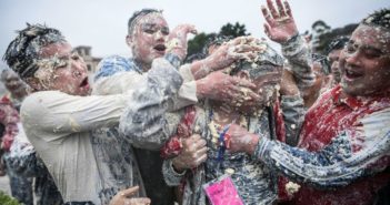 小镇上的豆腐大战 people participating in a tofu fight in china