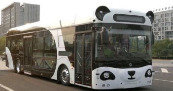 江苏省推出“熊猫”智能公交车 front and side view of smart panda bus in china