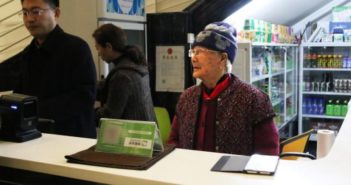 99岁老奶奶开超市 old lady in a store