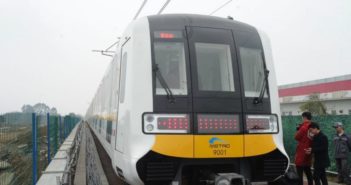 成都将迎来无人驾驶地铁 front view of driverless metro train in chengdu