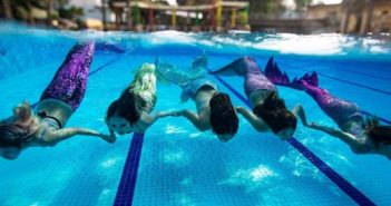 马来西亚有一个美人鱼学校 girls swimming in pool wearing mermaid tails