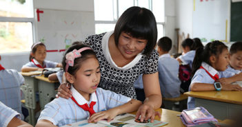 教师成立助学基金帮贫困学生圆梦 teacher in classroom with children in china