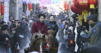 一千多年历史的“跑马排”推动了山西村庄的旅游业 horse racing event in chinese village