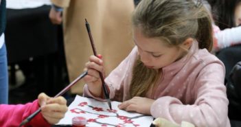 法国小朋友学习中国文化 young girl painting