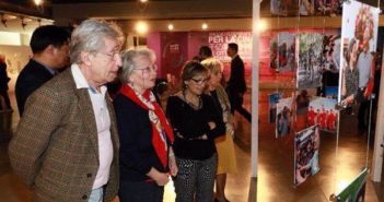 “千亿像素看中国”主题摄影展在罗马举行 visitors looking at photos at exhibition on china in rome