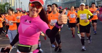 “马拉松热”席卷中国,2018年增长7% woman giving thumbs up during marathon in china