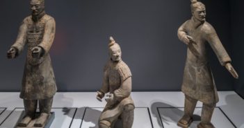 中国兵马俑让利物浦世界博物馆游客数量仅次于伦敦 terracotta warriors on display at world museum in liverpool