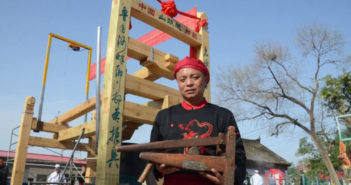河南农民做的面条机 一次做50碗面 man standing in front of home-made noodle making machine