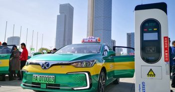第一批电动出租车宁夏上路 electric taxi at charging pile in ningxia
