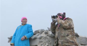 内蒙古的边境卫士 man and woman leaning against rock