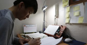 32名“高考移民”不能参加2019年高考 side view of boy at desk studying
