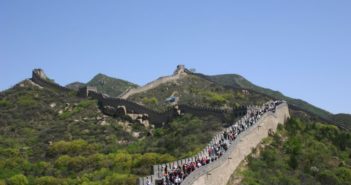 八达岭长城将每日游客数量限制在6.5万人以内 people walking along badaling section of the great wall