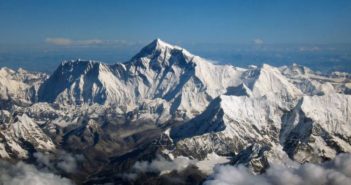 珠穆朗玛峰拥挤造成登山者死亡 mt. everest