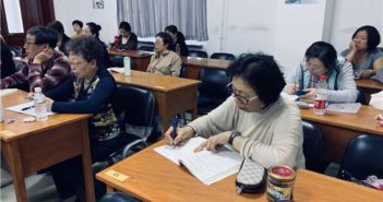 哈尔滨大学为老年人开影视英语课 elderly students in class