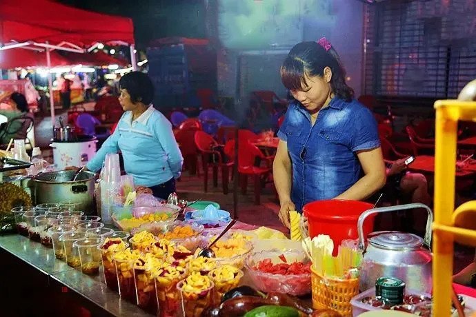 vendors serving fruit mix cups in china