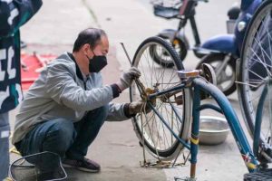 Repairman Fixes 500,00 Bicycles in 16 Years at Peking University