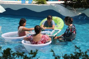 People Play Mahjong in Ice Buckets in Chongqing