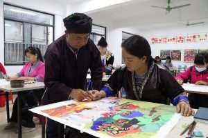 Farmers Turn to Painting to Boost Income in Hunan Village