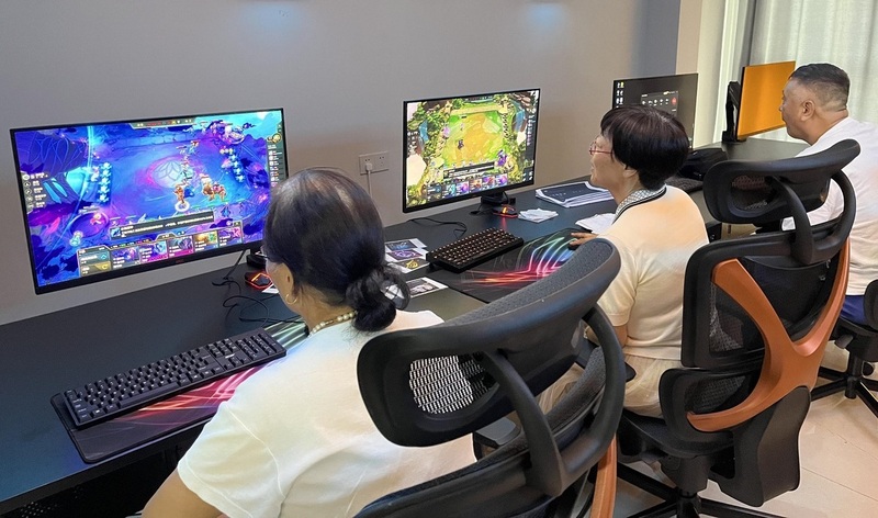 Care Home Residents Take Up Gaming in Henan