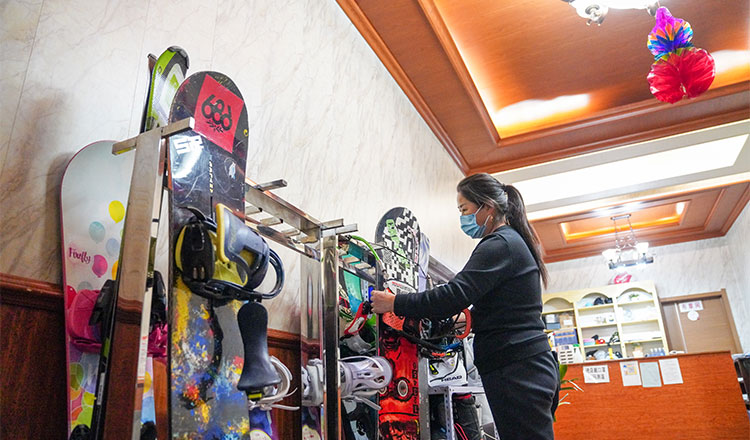 Farmer Runs Homestay for Skiers During Winter Season in Jilin
