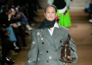  71-Year-Old "Cool Auntie" Shines During Paris Fashion Week