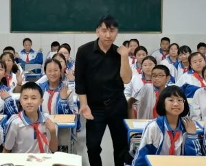 Teacher Brings Dance to Classroom in Yunnan