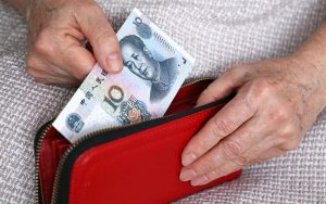 Women in China Join Online Groups to Save Money