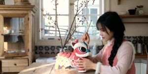 Influencer Gains Popularity Promoting China's Intangible Cultural Heritage