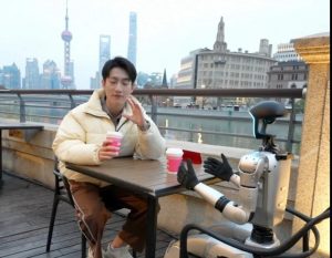 Chinese Influencer Spends 10,000 Yuan on Robot Date