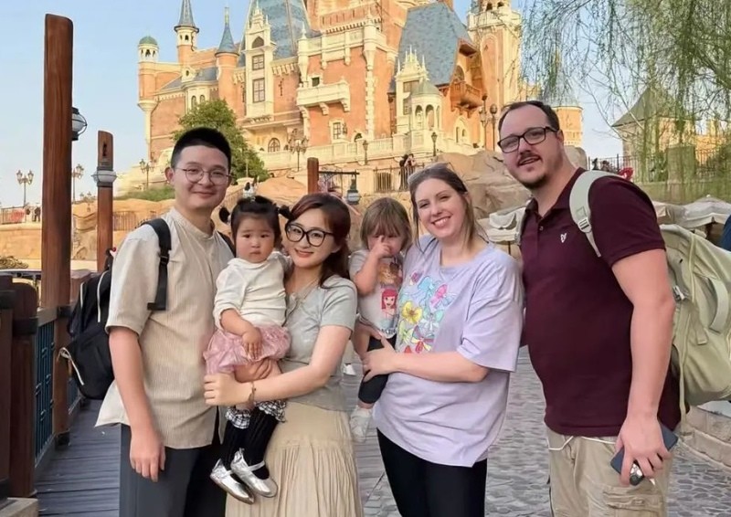 Chinese and American Families Meet After Becoming Online Sensations