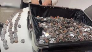 Resident Takes Revenge by Paying Property Management Fee in Coins