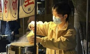 Chinese Man Drops Out of University to Open a Food Stall