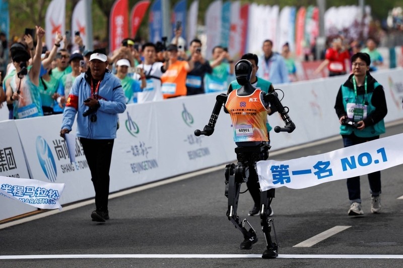 World's First Robot Half-Marathon Held in Beijing