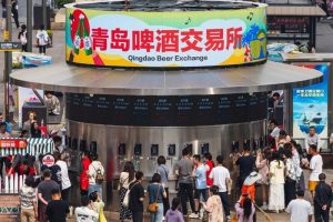 Beer Stock Market Attracts Crowds in Qingdao