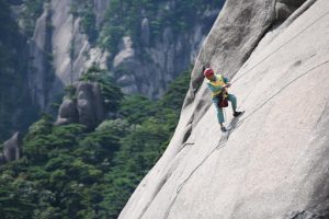"Spidermen" Clear Trash at Huangshan Mountain