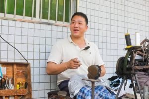 Videos from Legless Shoemaker Win Praise Online